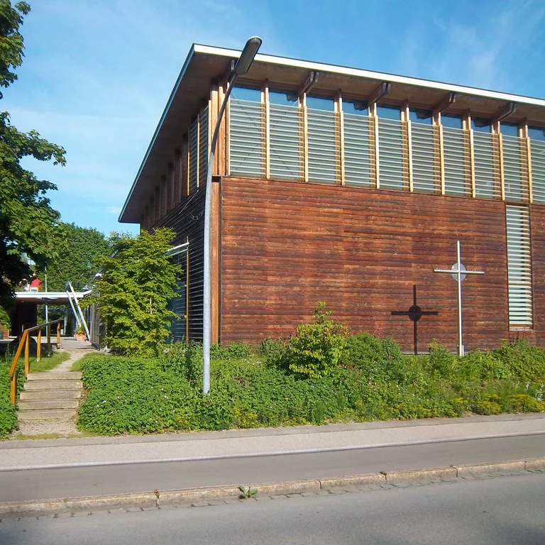 Moderne evangelische Auferstehungskirche in Waltenhofen im Allgäu – Holzarchitektur, lichtdurchflutetes Design und Zentrum der evangelischen Kirchengemeinde Waltenhofen-Weitnau.